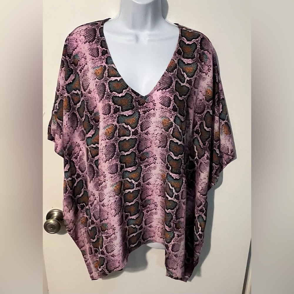 Boutique brand Purple snake print,  V-Neck batwing top S/M